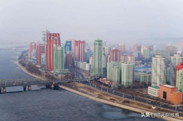 來到朝鮮的老街道，房子破舊，卻刷著彩色油漆