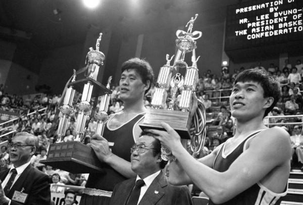 緬懷中國籃球英雄穆鐵柱！曾單場80分並兩勝美國隊，59歲英年早逝