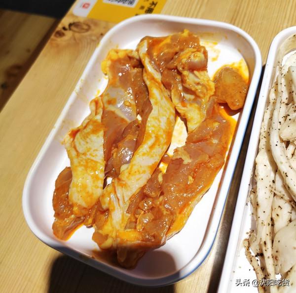 吃烤肉之前先拿個手推車，像逛超市似的選菜，可鐵板煎可篦子烤