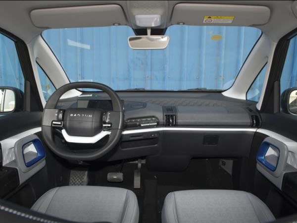 寶駿E300——顏值和配置雖有亮點，較高的定價卻難稱親民