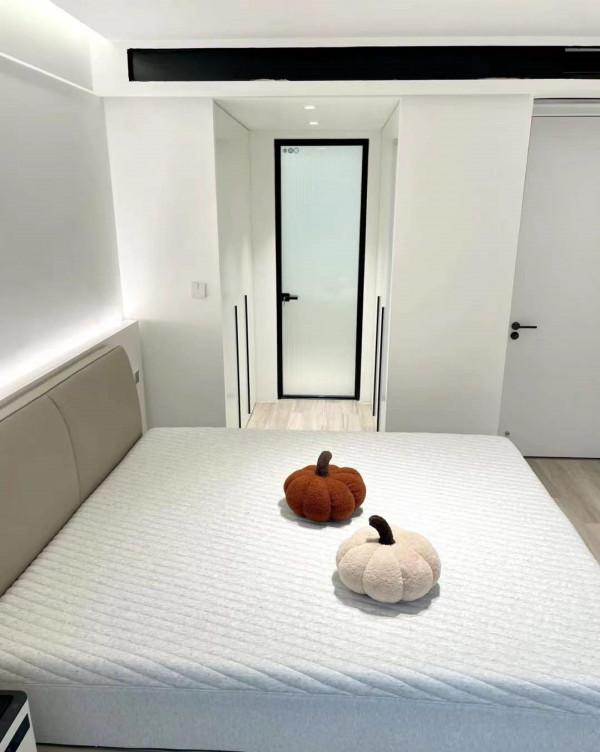 她家全屋大白牆，簡約又大方，電視牆做櫃子，飄窗改吧檯，真明智