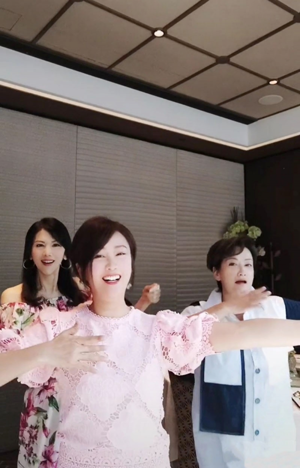 梁小冰“中年發福”也很美，穿粉色衣服跳舞好養眼，52歲照樣驚豔