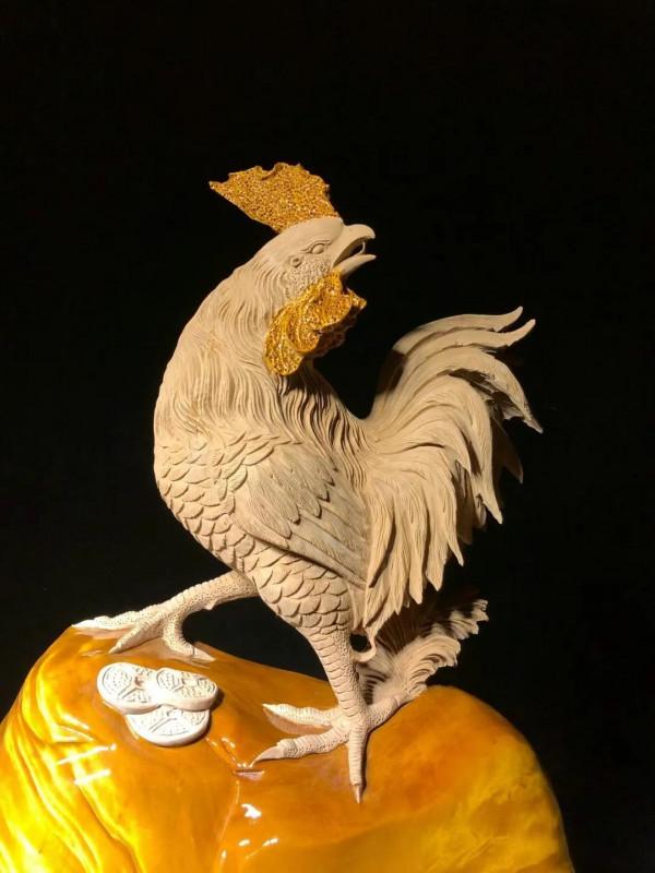金雞回首望陽升！美輪美奐的金絲楠木雕
