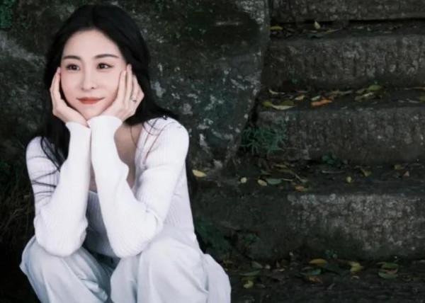 終於懂得張碧晨的美，穿的毛衣很獨特，用筷子盤發更溫柔