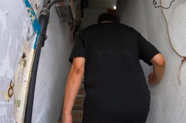 香港54歲大叔住6㎡劏房:蝸居生活大半輩子,夏天太熱得用4臺電扇 香港54歲大叔住6㎡劏房:蝸居生活大半輩子,夏天太熱得用4臺電扇