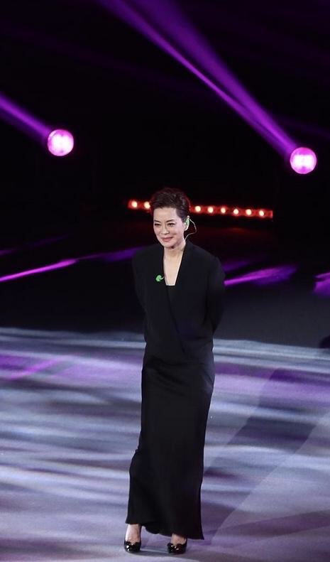 毛阿敏從容面對衰老,穿黑色長裙梳大背頭,皺紋明顯氣場仍強大 毛阿敏從容面對衰老,穿黑色長裙梳大背頭,皺紋明顯氣場仍強大