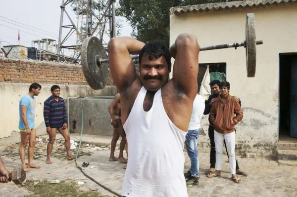 這個印度貧困村，承包了全國的精壯男保安