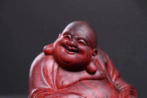 紫檀木切雙段，雕一對彌勒安坐而笑！好手藝