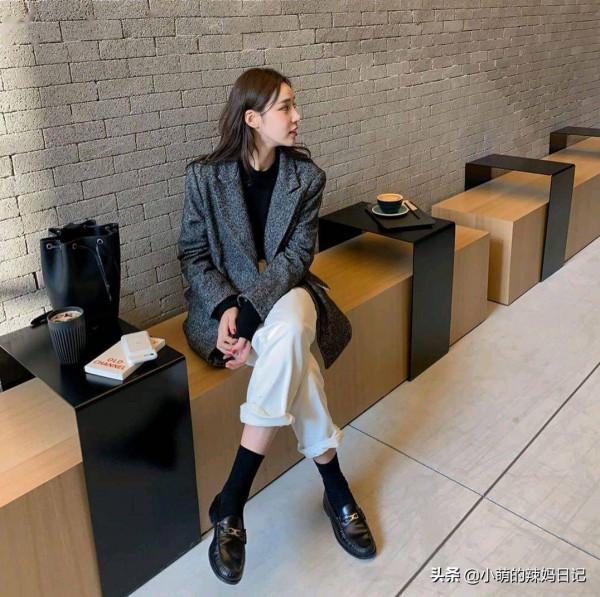 扔掉你的打底褲吧！今年穿褲子流行“小腿露一截”，顯腿長還時髦