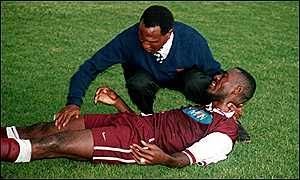 足壇奇葩故事(3)：上場三秒就被紅牌罰下，一道雷劈了全隊