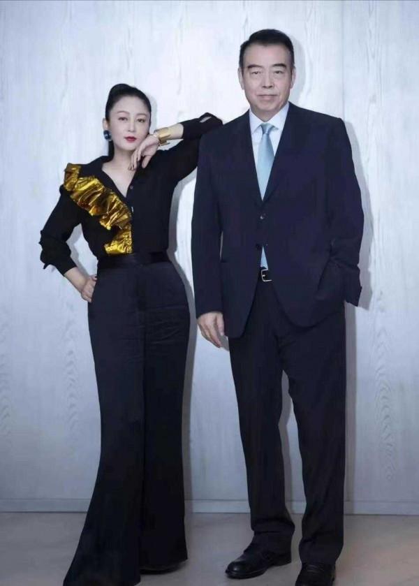 陳紅這回造型太成功，穿襯衫配闊腿褲真高階，單靠氣質就贏了