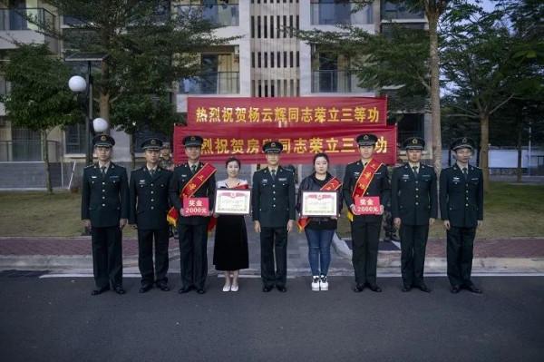 爆贊!火箭軍某部專派15人快馬加鞭送喜報 爆贊!火箭軍某部專派15人快馬加鞭送喜報