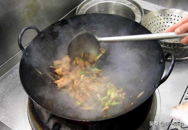 蒜苗回鍋肉家常版，廚師長簡單改良，香而不膩，比外面買的更好吃