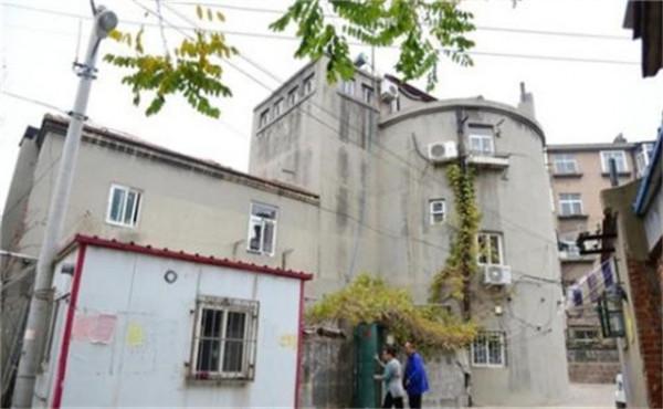 山東大爺五代人擠居炮樓58年，牆厚72公分，裝暖氣耗費20年