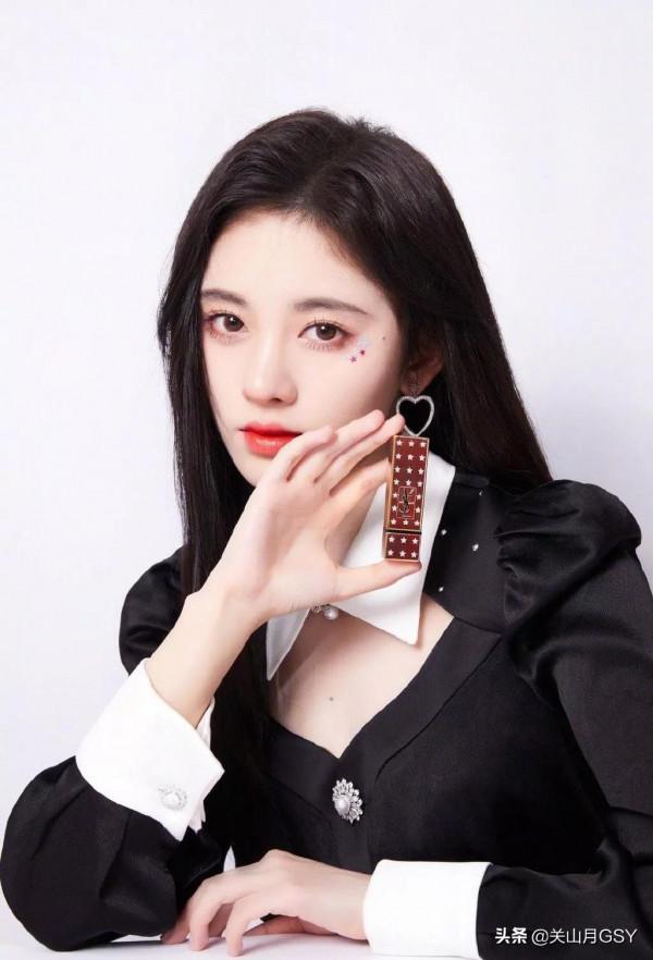 鞠婧禕美照一冊，欣賞