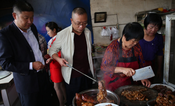 陝西國道邊的老湯醬肉店，靠著一鍋40年的老滷湯，富了一家三代人