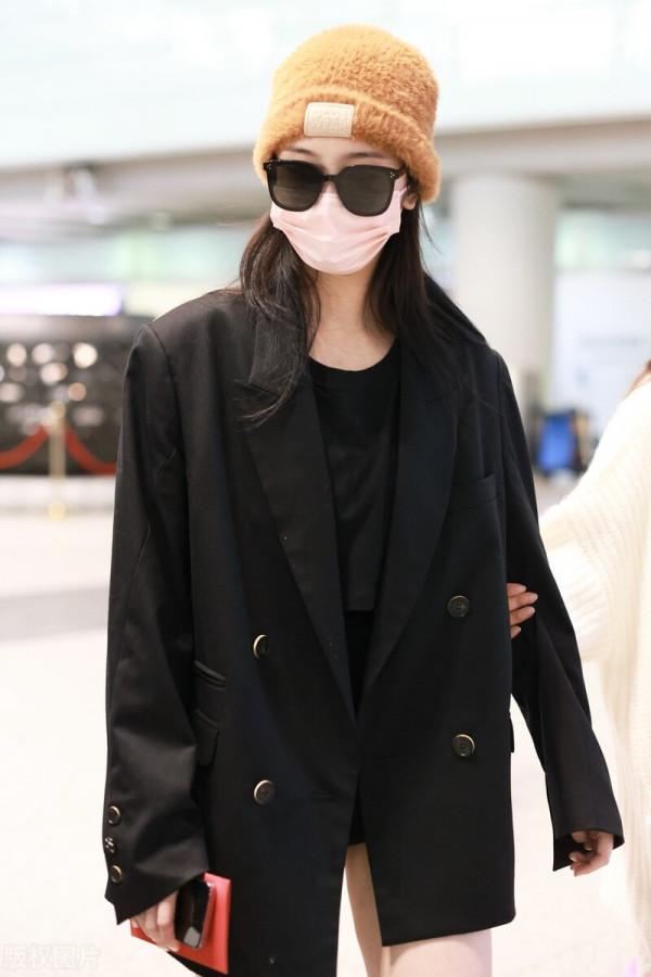 趙小棠穿黑色西裝外套，腳踩棕色高筒靴，手提超大托特包帥氣十足