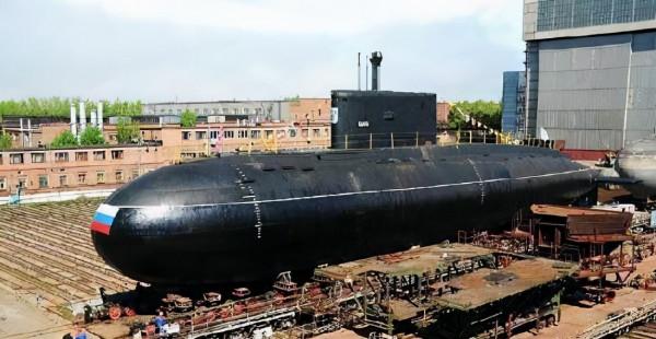 俄羅斯潛艇透過日本海峽，自衛隊出動大批艦機盯梢，如臨大敵