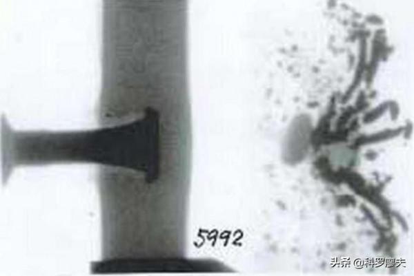 被巴雷特打中人體，有何後果？一槍兩截，穿防彈衣也照樣炸成碎片