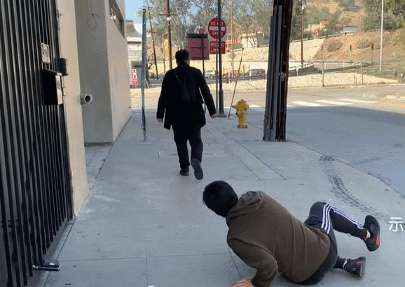 中國教授在洛杉磯街頭遇持槍搶劫,使出中國功夫兩次擊退歹徒,律師:且不可效仿 中國教授在洛杉磯街頭遇持槍搶劫,使出中國功夫兩次擊退歹徒,律師:且不可效仿