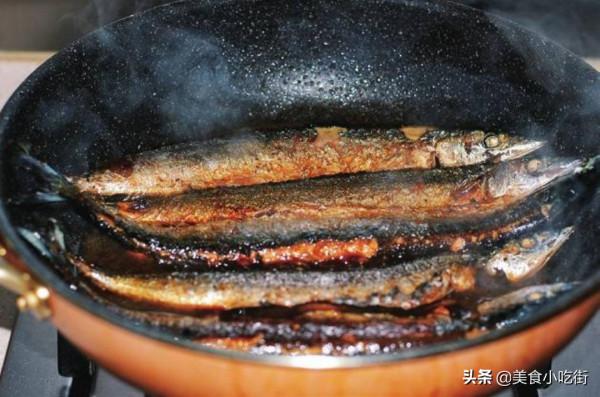 別再把秋刀魚烤著吃了，換種口味，美味鮮香，肉質緊實，讓人驚豔