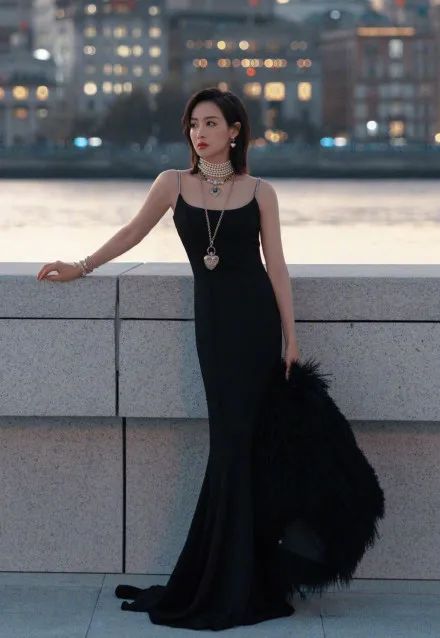 女明星微博氛圍拉滿，跨年穿搭存圖ing