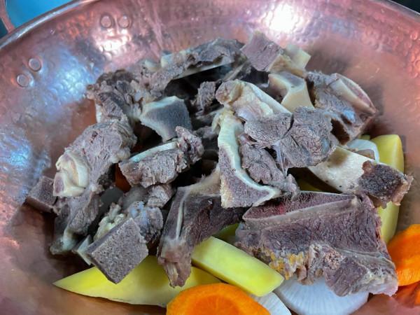 廣受歡迎的雲南火塘火鍋,黃標牛肉真養生 廣受歡迎的雲南火塘火鍋,黃標牛肉真養生