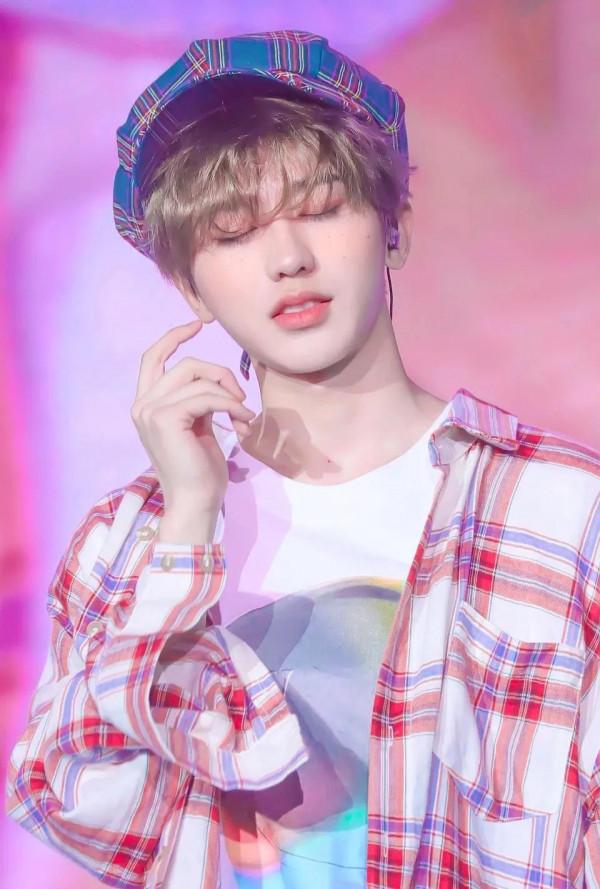 又一娛樂圈大瓜蔡徐坤被稱為“硬漢”,其硬漢形象撫媚動人 又一娛樂圈大瓜蔡徐坤被稱為“硬漢”,其硬漢形象撫媚動人