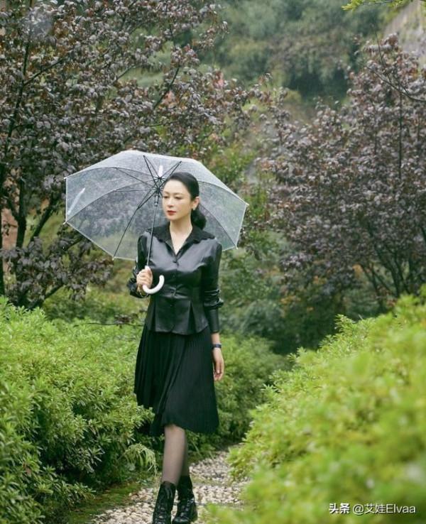 53歲陳紅退隱太可惜，穿半裙被推C位害羞，老戲骨還是“嫦娥”顏