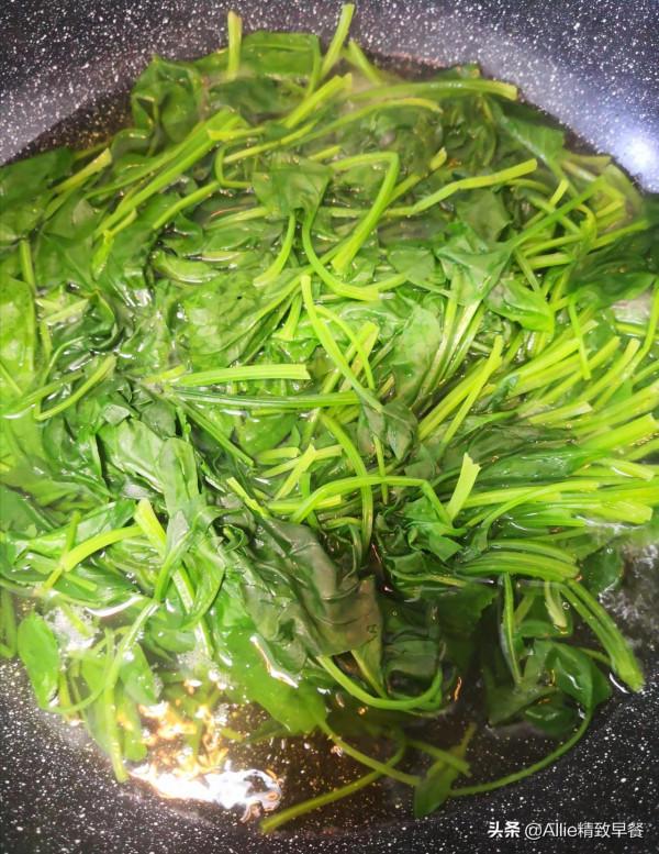 蒸包子吃膩了試試烤包子吧，外酥裡軟又多汁，搭配蘿蔔湯，助消化