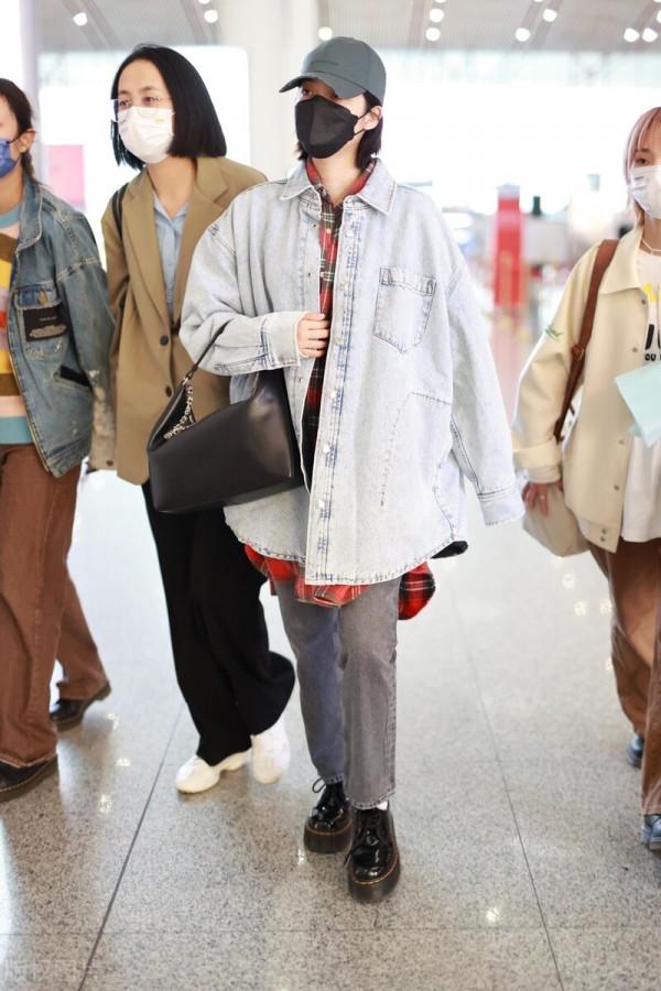 關曉彤、歐陽娜娜現身機場