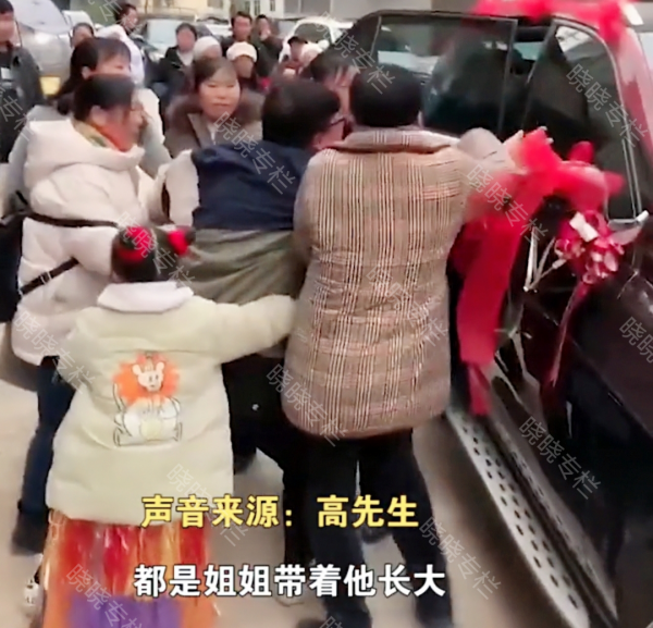 貴州一弟弟在姐姐出嫁時痛哭，不願意和姐姐分開，知情者：破防了