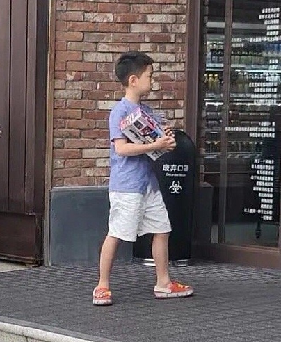 杜江二胎女兒疑曝光，身穿碎花裙，身高快到霍思燕肩膀