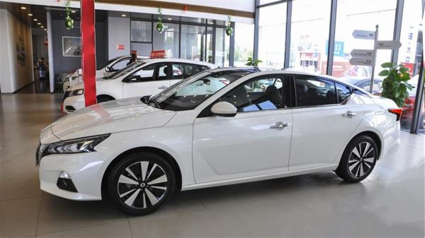 不愁賣的豐田凱美瑞，年前還多降3千元，全款買正合適？