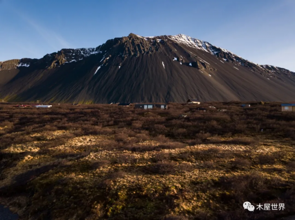 古老火山下的海邊，一夜之間建好的現代度假木屋