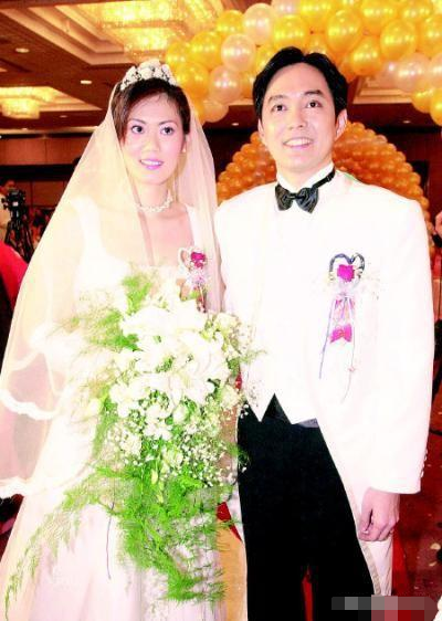 56歲瓊瑤男神現身上海無人識，身材發福大變樣，贊祖國偉大引回憶