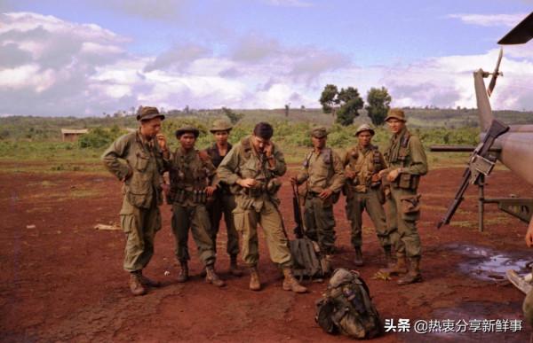 1968年聖誕節，一支小型的特種作戰小隊正在為生命而戰