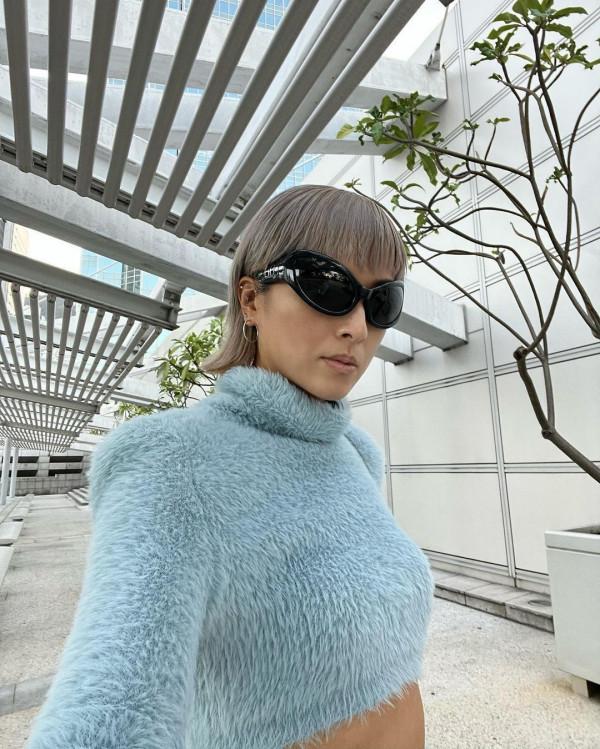 徐濠縈審美挺特別！穿短毛衣炫腹清涼顯瘦，卻搭襪子+涼鞋來保暖