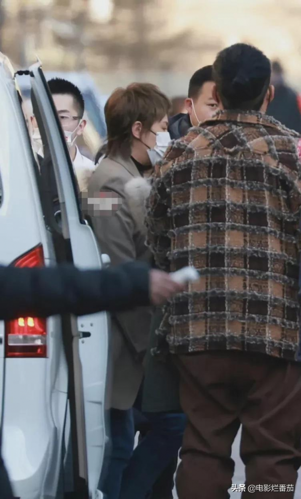 春晚五次聯排：趙麗穎緊身褲吸睛，沈騰眼神犀利，張小斐知性俏皮