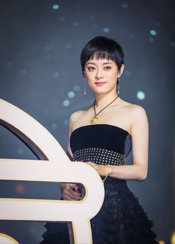 當孫儷穿一襲黑色羽毛裙,何止香肩撩人,更顯“甄嬛”霸氣 當孫儷穿一襲黑色羽毛裙,何止香肩撩人,更顯“甄嬛”霸氣