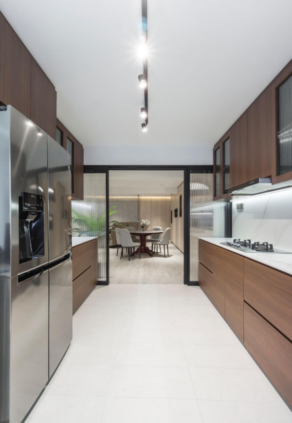 130㎡的房子，餐廳對面一整面牆多功能櫃，我確定當初的決定沒錯