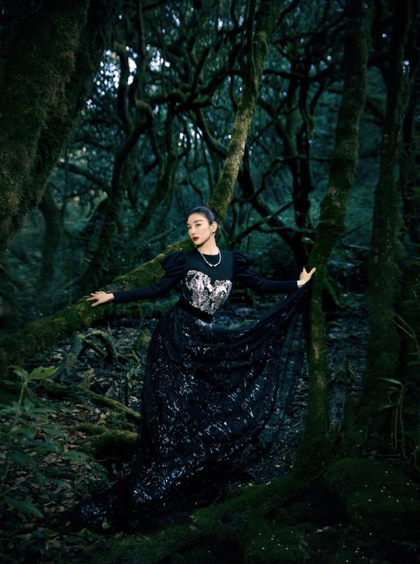 44歲黃奕拍時尚寫真大片，置身廣西叢林秘境，身穿紗裙美如仙女
