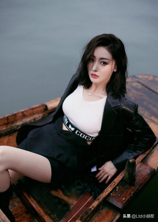 張天愛：身穿黑色外套更加高冷！氣質超凡