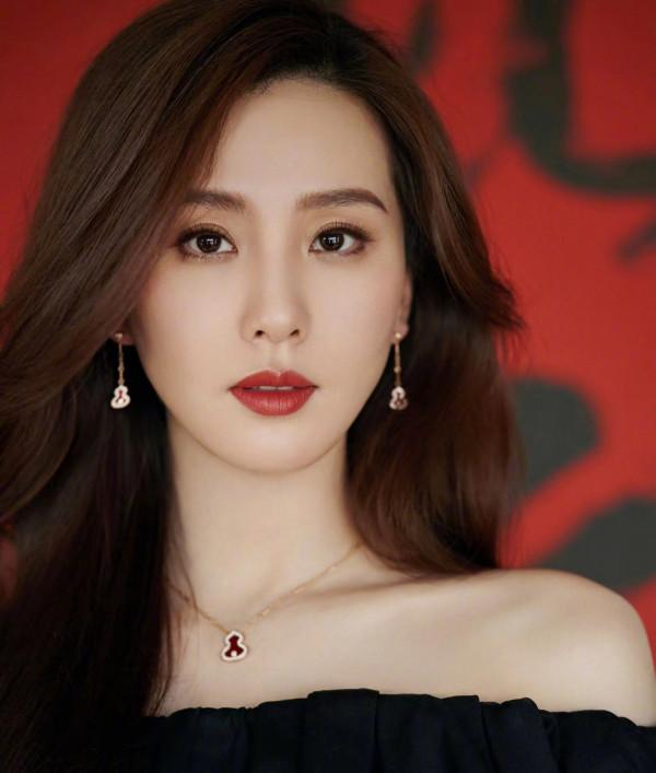 誰說高鼻樑才美麗，這幾位女星鼻子一個比一個塌，卻個個美若天仙