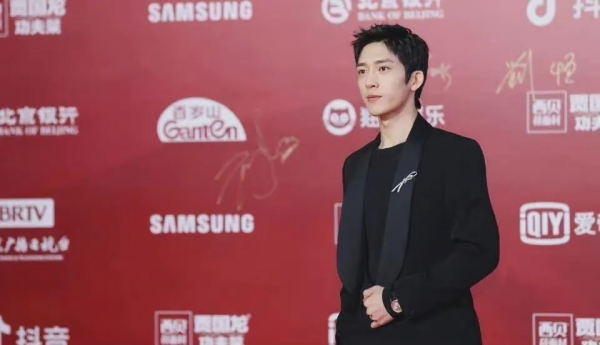 北影節閉幕式紅毯：關曉彤和唐嫣撞衫，周深穿高跟鞋，鞏俐黑白配