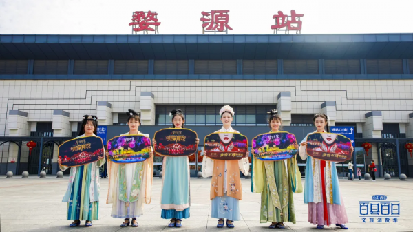 婺源高鐵站再現穿越快閃，驚豔遊客，嗨翻全場