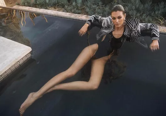 老佛爺離世前“最後一位靈感繆斯”：這是人類可以擁有的美貌嗎？