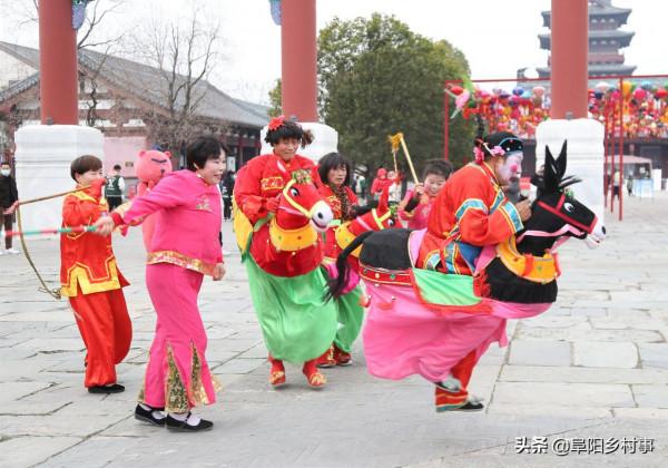 他小時候和爺爺學秧歌表演，因腳小扮老太40年，常有粉絲找他合影