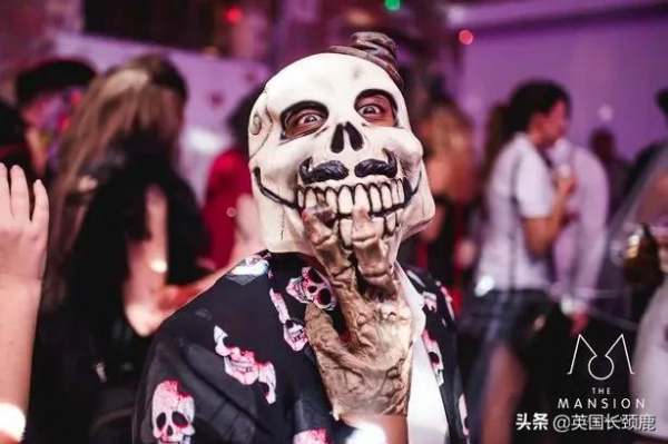 英國人為了萬聖節有多拼？上萬鎊佈置家門口，凌晨四點買裝飾...