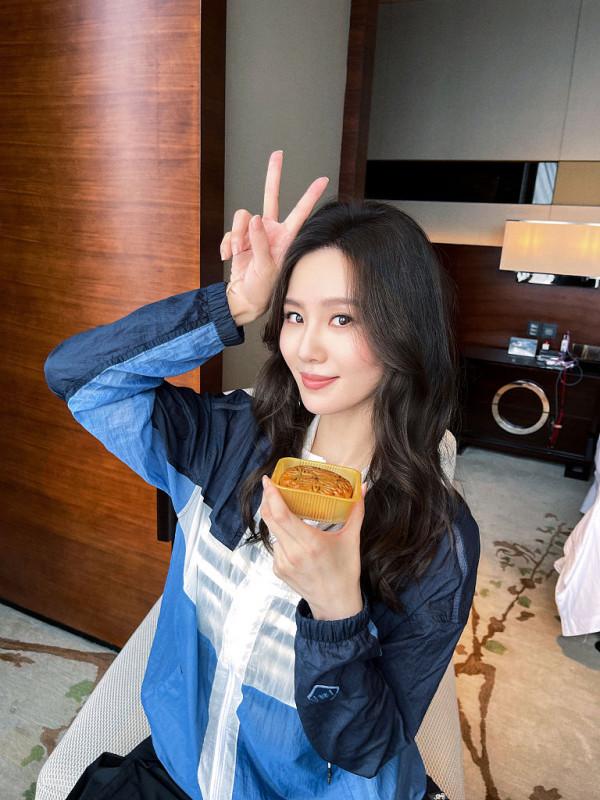 劉詩詩中秋寫真曝光 捧月餅比剪刀手溫柔俏皮 劉詩詩中秋寫真曝光 捧月餅比剪刀手溫柔俏皮